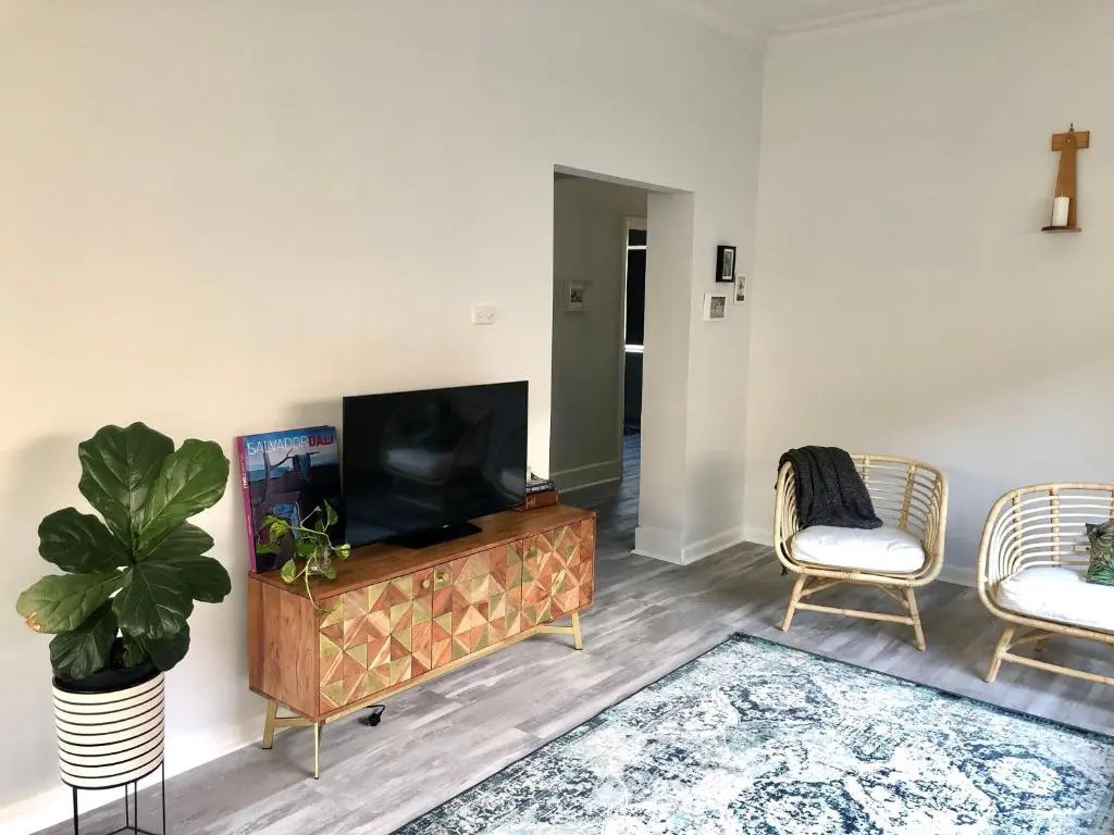 Stylish 3 bedroom house - Close to parks, bars & cafes - Free parking