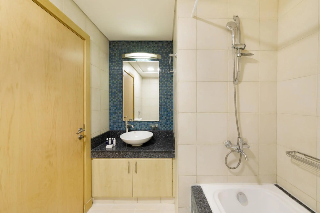 Maison Privee - Stylish Apt with Large Patio close to the Beach