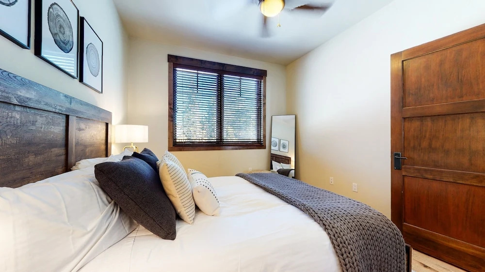 Woodwinds 1265 Luxury Townhouse, Private Hot Tub, 2 Car Garage by RedAwning
