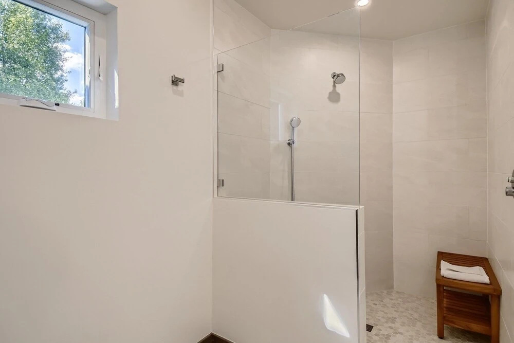 High-end Finishes, Private Hot Tub, Platinum Playcation, New Listing! 4 Bedroom Home by Redawning