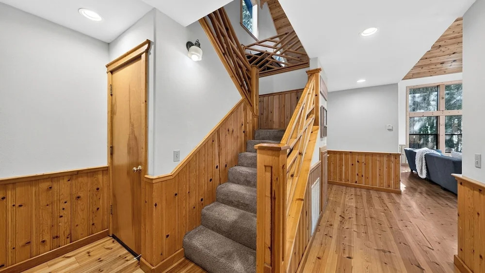 Black Bear by Avantstay Spacious Viking Lodge in Tahoe Donner w/ Game Room & Hot Tub!