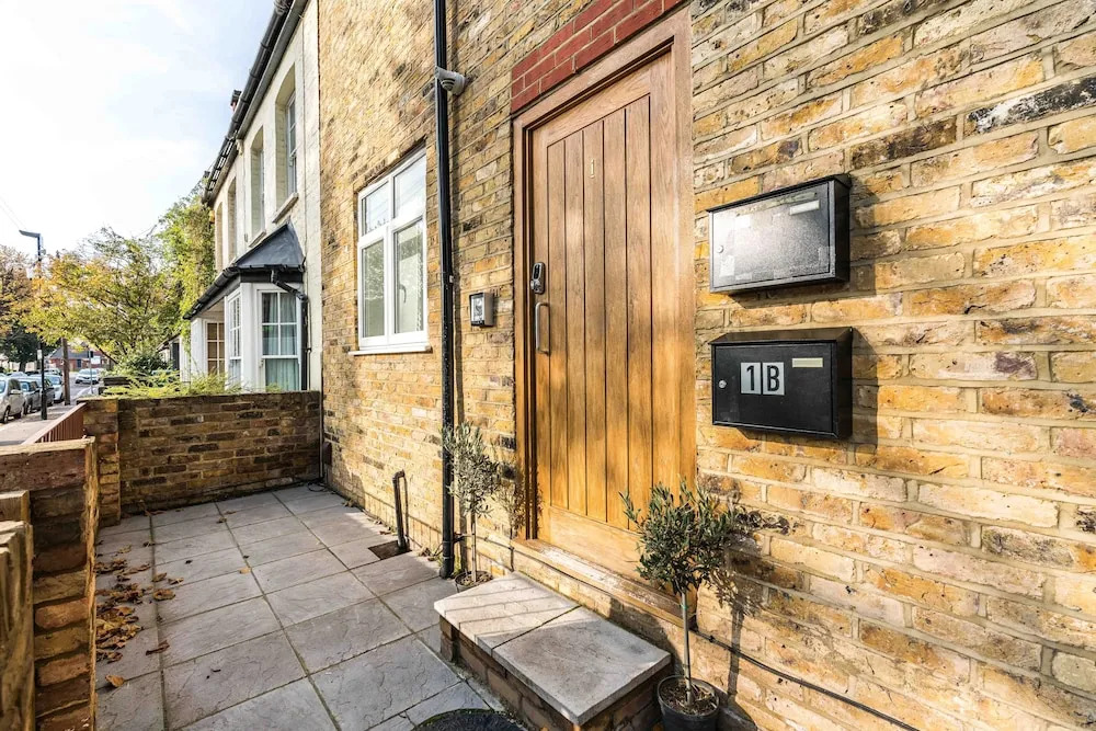 Modern 3BD House Near Heathrow and Tube Station