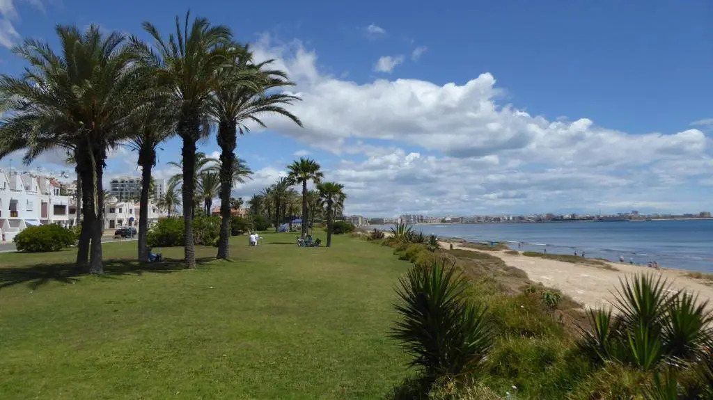 Apartment with side seaview 60 meters from sea