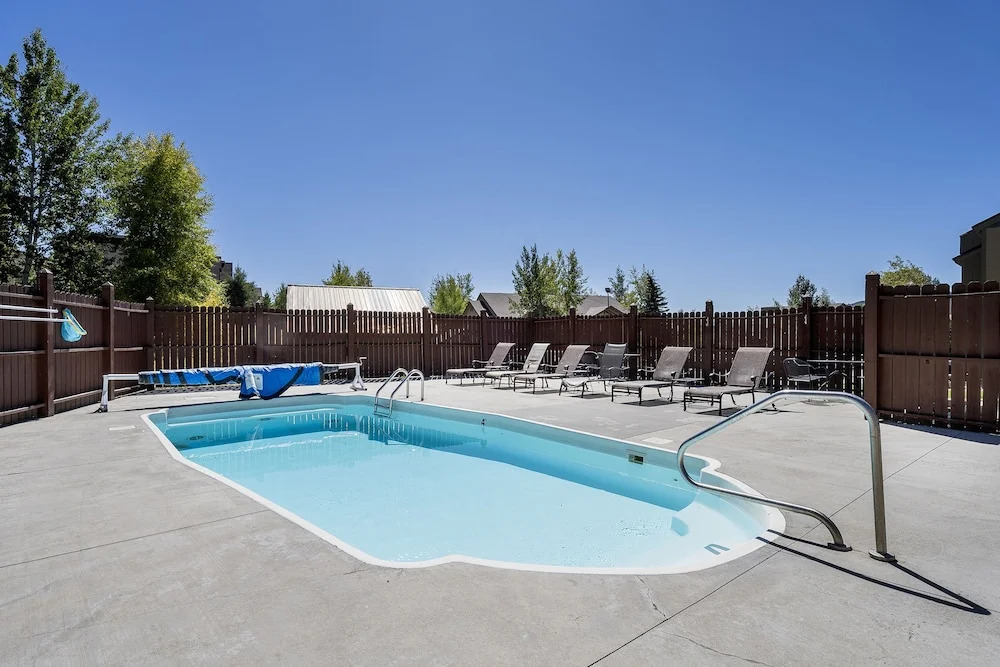 Shadow Run E109 - 2 Br Condo