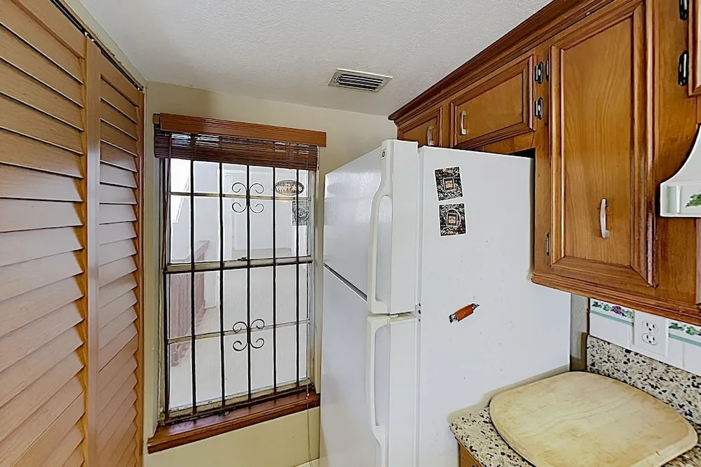 New Listing! Bay-view W/ Pool, Walk To Beach 2 Bedroom Condo