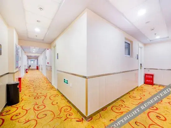 Super 8 Hotel (Beijing Bird's Nest Wukuang Building)