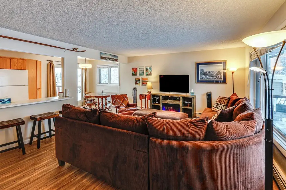 Riverside Retreat: Cozy Fairbanks Home w/ View