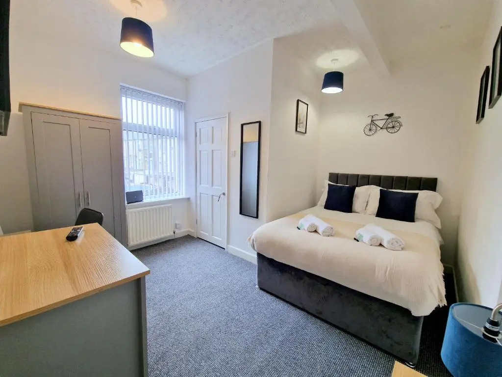 Burnley Terraced House by Bevolve - Free Parking