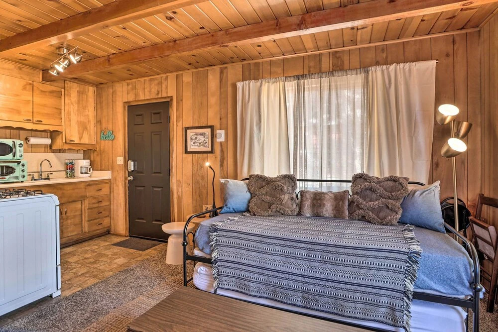 Peaceful Cozy Cabin ~ 3 Mi to Big Bear Lake!