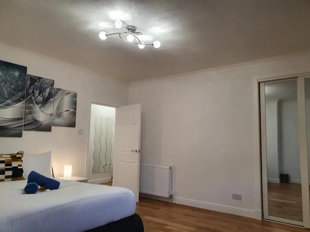 Glasgow Comfortable and Modern 3 Bedroom Mid Terraced Villa