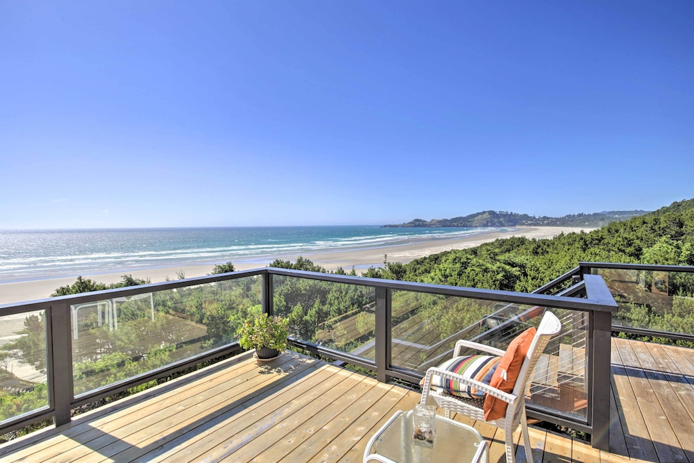 Pacific Penthouse With Sunroom & Ocean Views!
