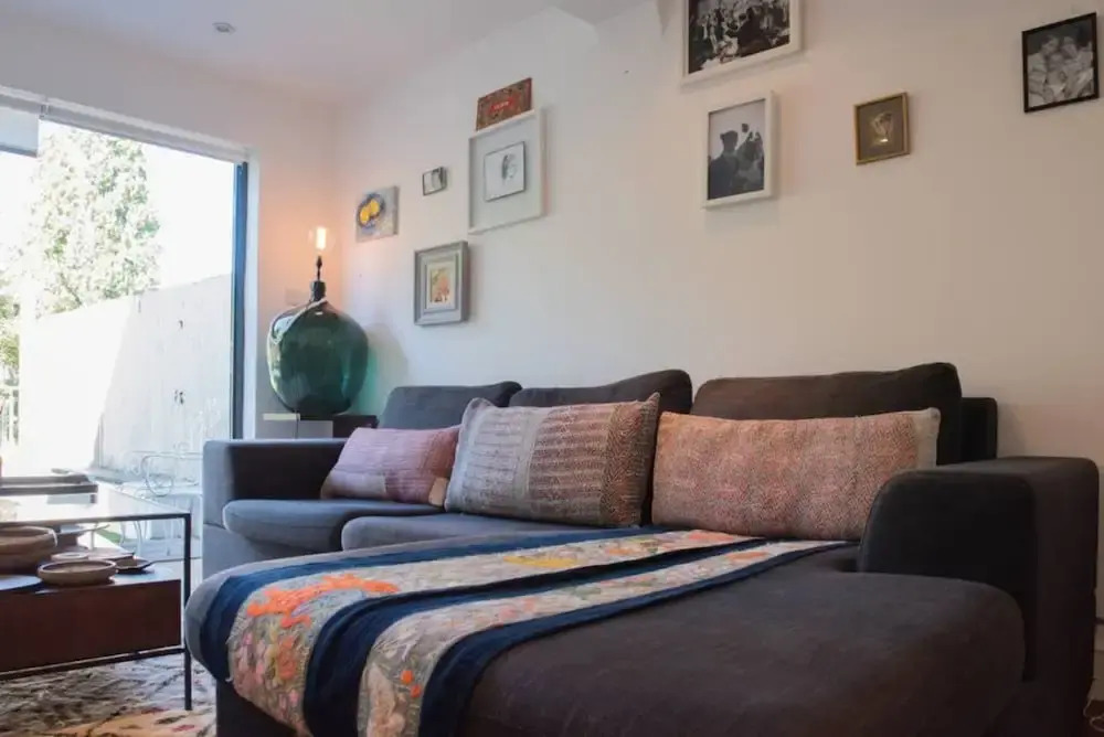 Stylish 2 Bedroom Flat Overlooking The River