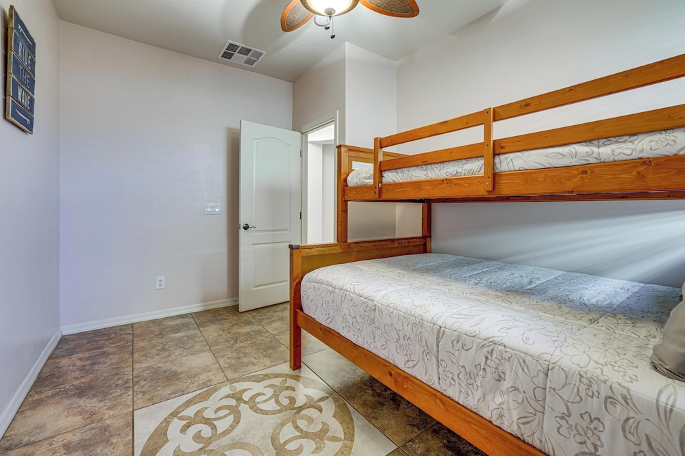 Poolside Oasis: Group-friendly Getaway in Phoenix!