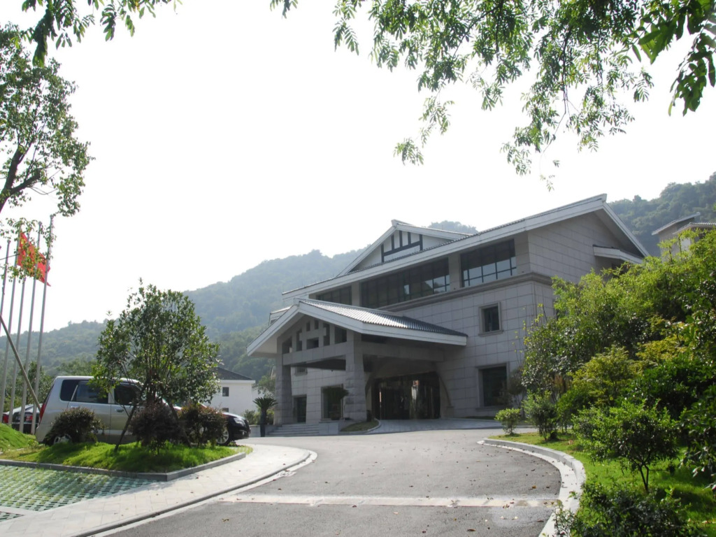 West Lake Hillview International