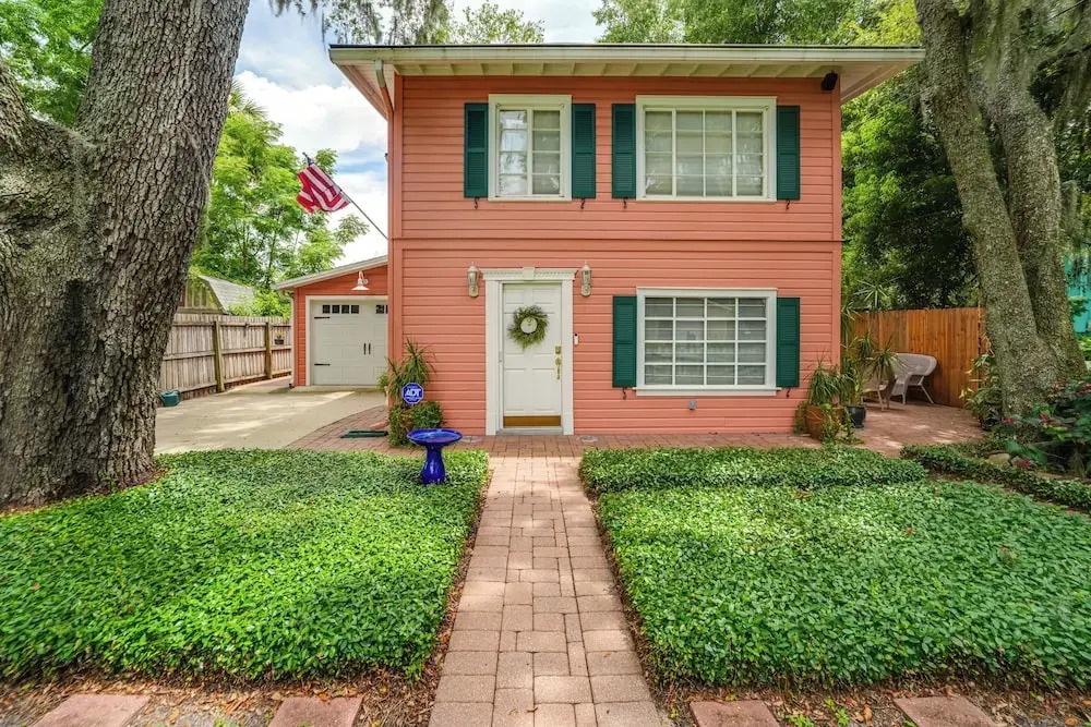 Mt Dora Garden Cottage w/ Patios, Walk to Downtown