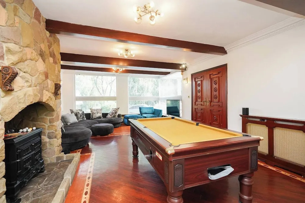 Spa Home With Swimming Pool, Hottub, and Sauna