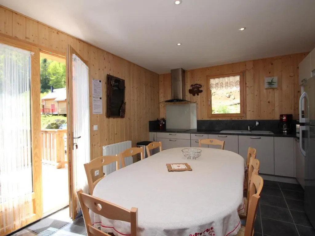 Chalet avec Terrasse Panoramique, WiFi et Parking, 8 Pers. - FR-1-608-15