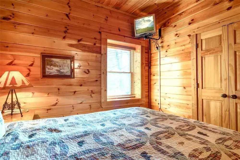 Mountain Paws Retreat 5 Bedroom Home with Hot Tub