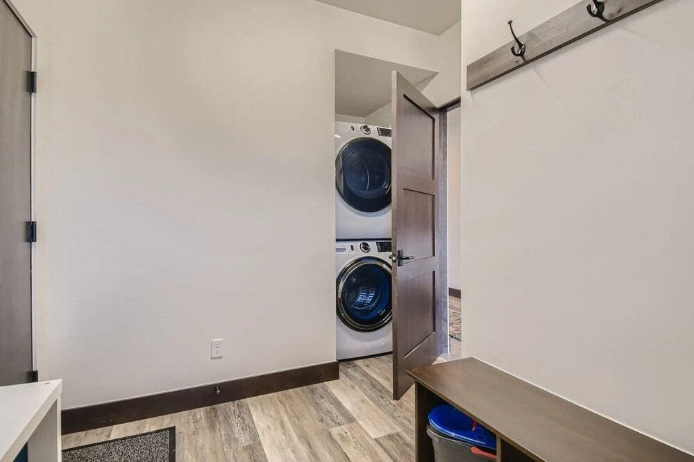 High-end Finishes, Private Hot Tub, Platinum Playcation, New Listing! 4 Bedroom Home by Redawning