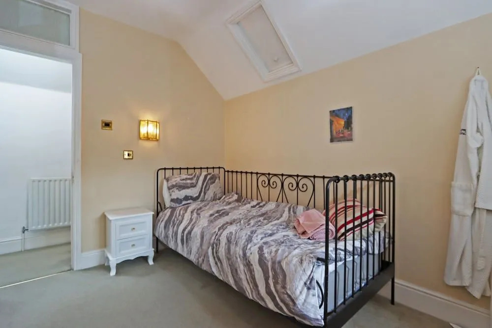 Compton House Snug