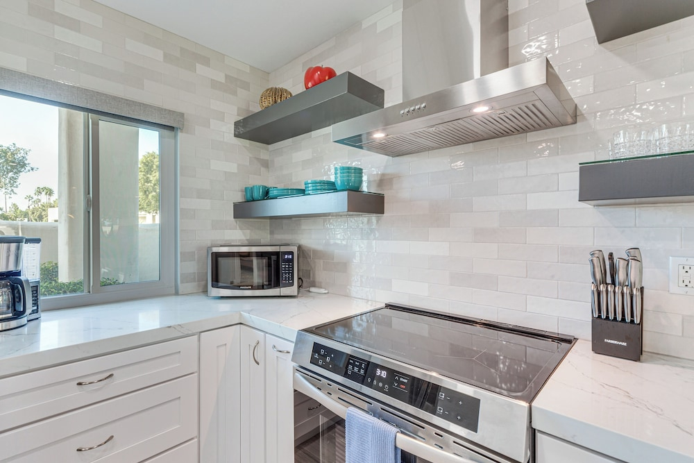 Desert Oasis Close to Palm Springs Attractions!