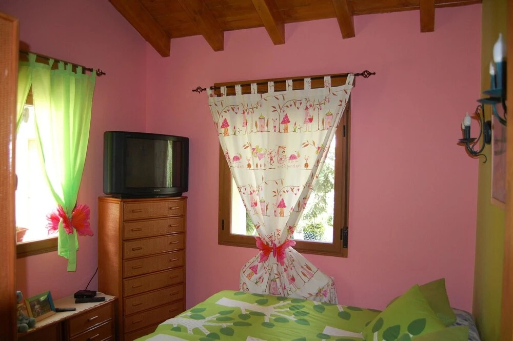 Rustic, 3-bedroom House in Villamanín With a Furnished Terrace, Garden