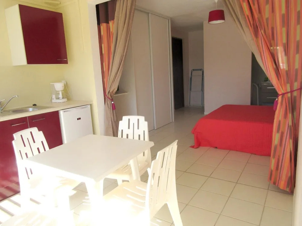 Studio in Le Gosier, With Enclosed Garden and Wifi - 280 m From the Be