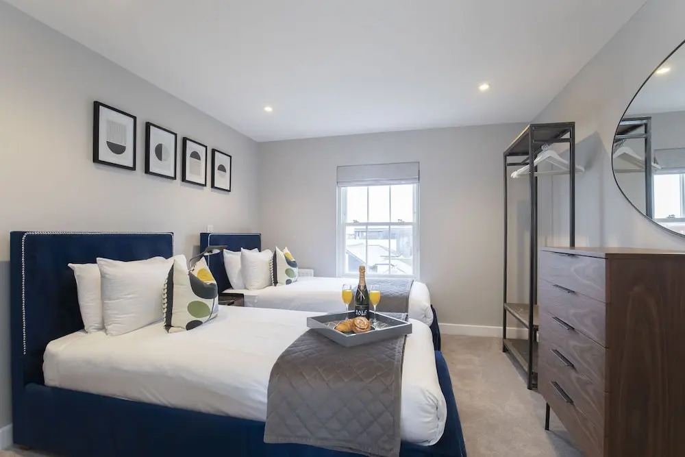 Elliot Oliver - Luxury 3 Bedroom Town Centre Apartment With Parking