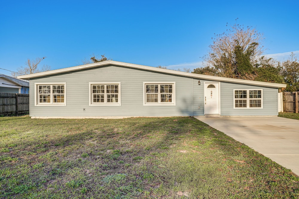 5 Mi to Dtwn Panama City! Family Haven w/ Patio