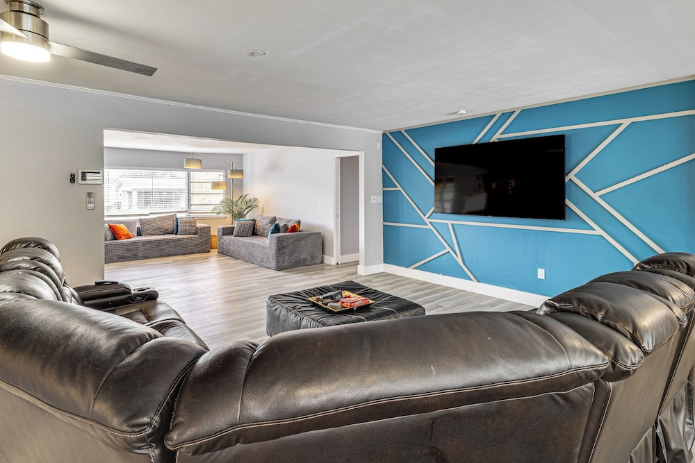 Legoland & Lakes Pool Home Pet Friendly