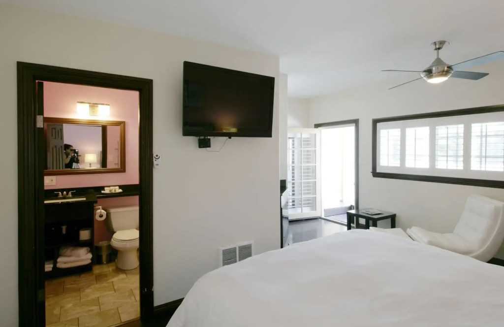 Malibu Country Inn