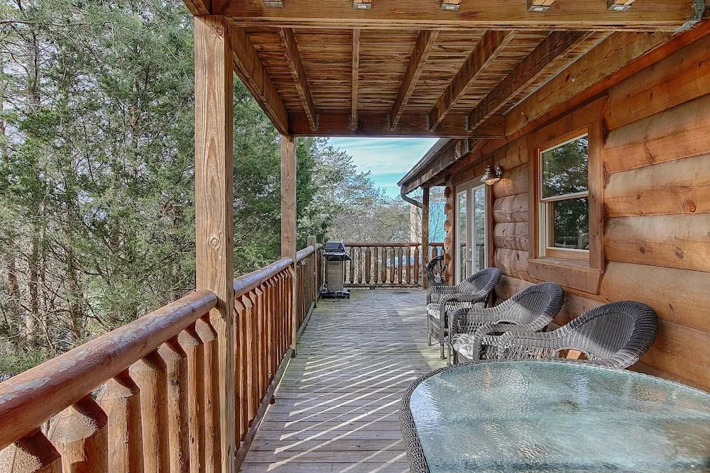Airport Runway 33 3BR Cabin-Sleeps 10-Near Pigeon Forge FREE Tickets-1 Mile to Downtown