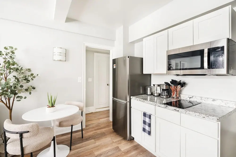 73-320 New 1BR 1bth UWS Doorman Gym
