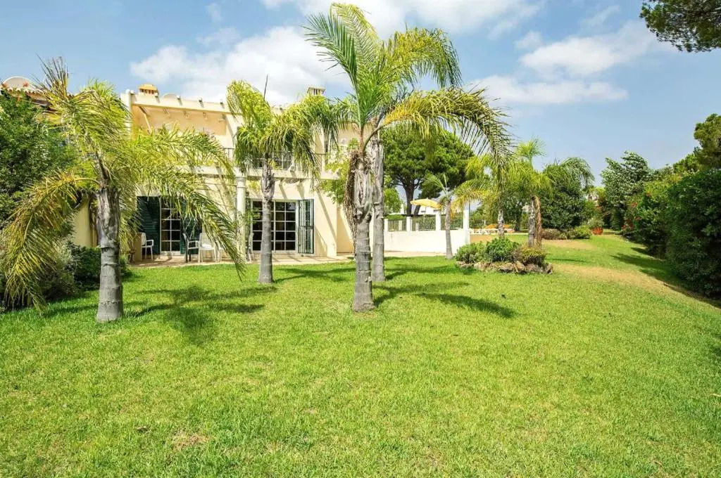 A stylish villa with a private pool, short drive from the centre, free AC Wifi