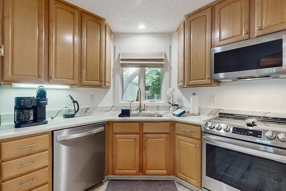 Ground Floor Condo With Private Patio, Full Kitchen, Beach Access and Pool