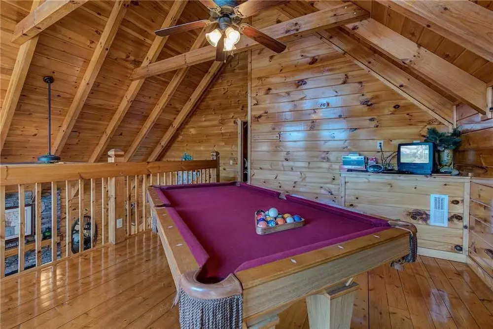 Chalet of Dreams, 2 Bedrooms, Sleeps 6, Pool Table, WiFi, Hot Tub, Mtn View