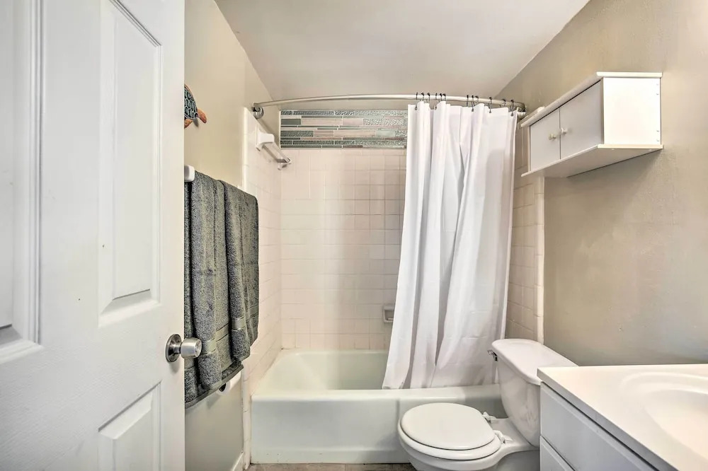 Walk to Beach & Dining: Sunny St Pete Condo!