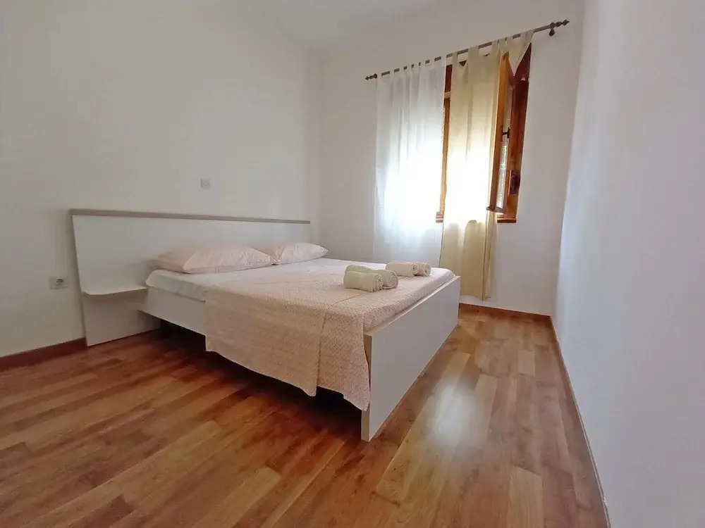 Detached House at Country Side, Fenced Private Garden Ideal for 2 Fam, Wifi