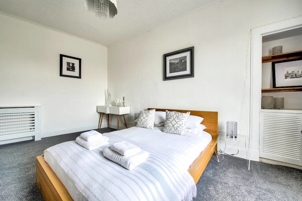 Modern 2BR Home on the Royal Mile!