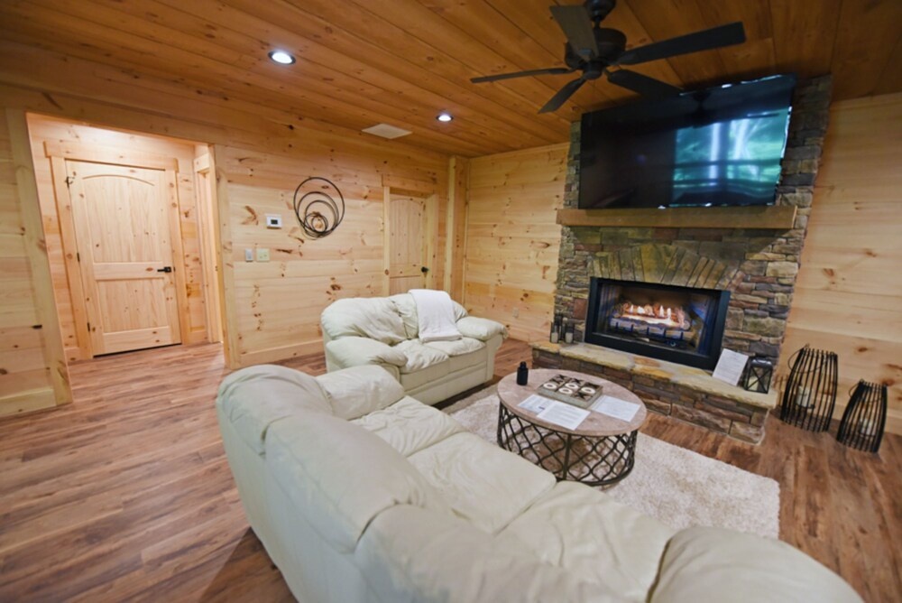 Hidden Creek Cabin by Escape to Blue Ridge