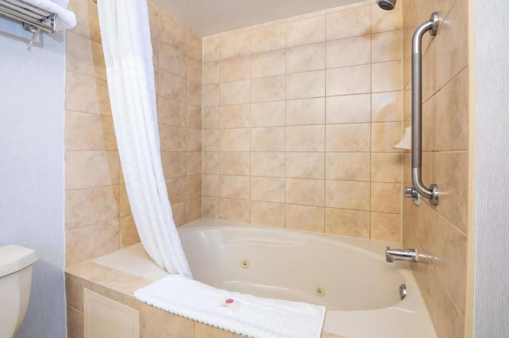 Comfort Hotel & Suites