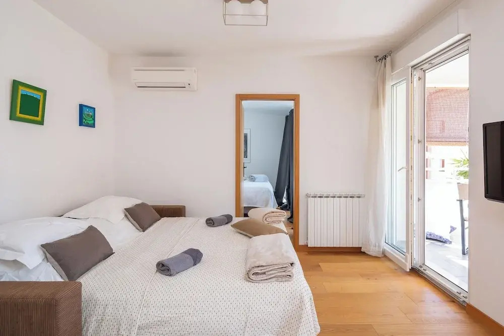 Apartment Zenta with terrace and sea view, 4 min walk to the beach