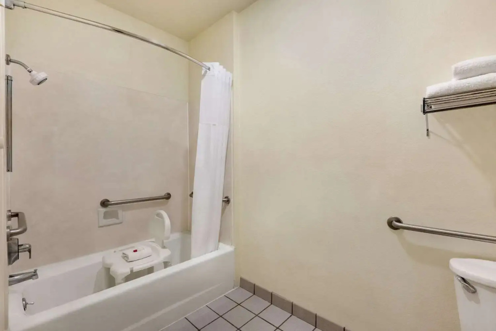 Howard Johnson Suites Central