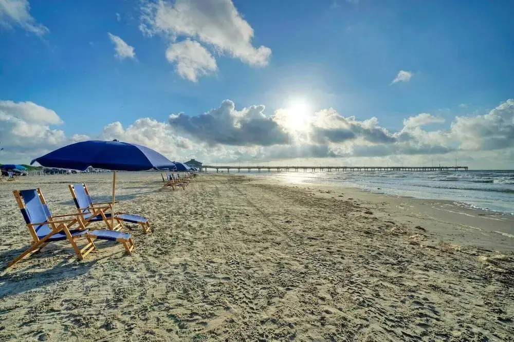 Oceanfront Condo w/ Private Balcony Pool + Tennis Bubbly Blew by Avantstay