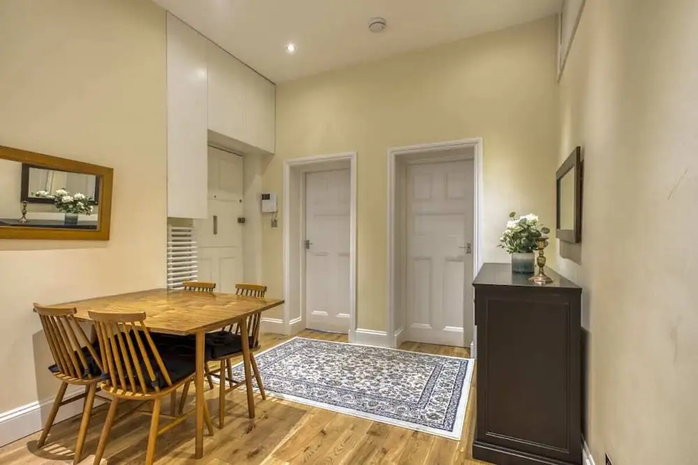 Spacious 2bed/2bath Apt, 5mins to Victoria St