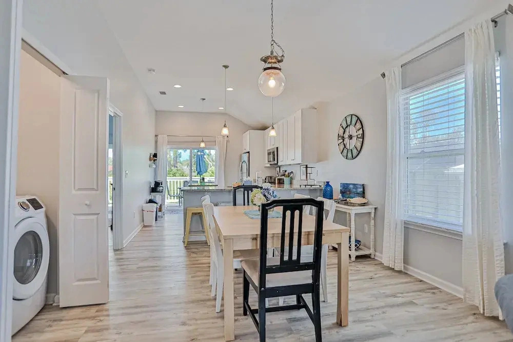Walk to Beach With Private Pool, Balconies & Huge Lawn Blocks to Dining
