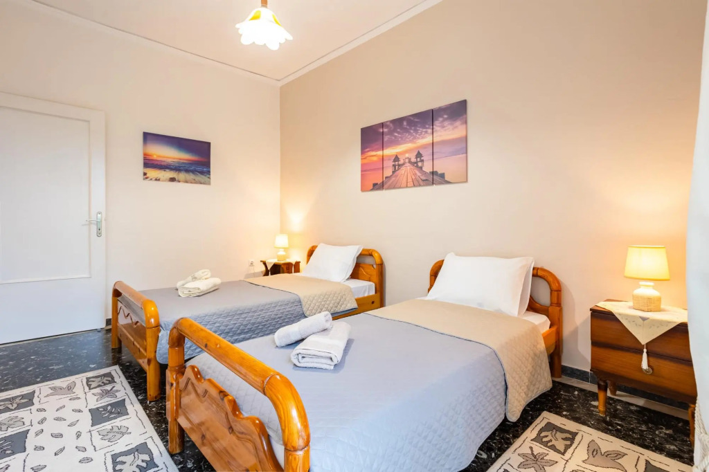 Seaside Family Haven - Avia's Spacious Getaway