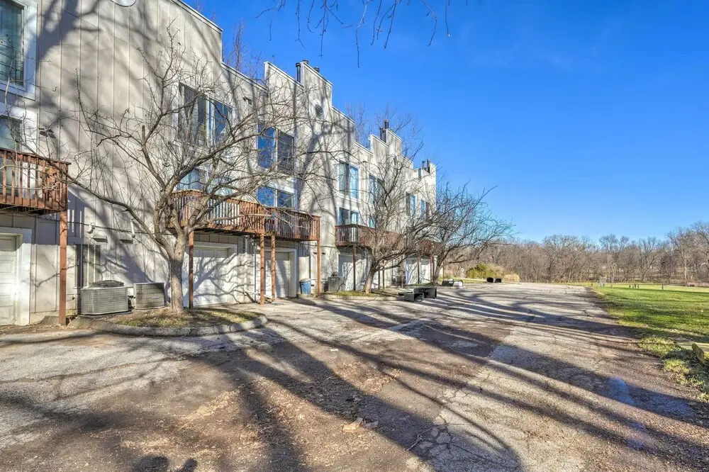Lovely Iowa City Townhome ~ 3 Mi to Dtwn