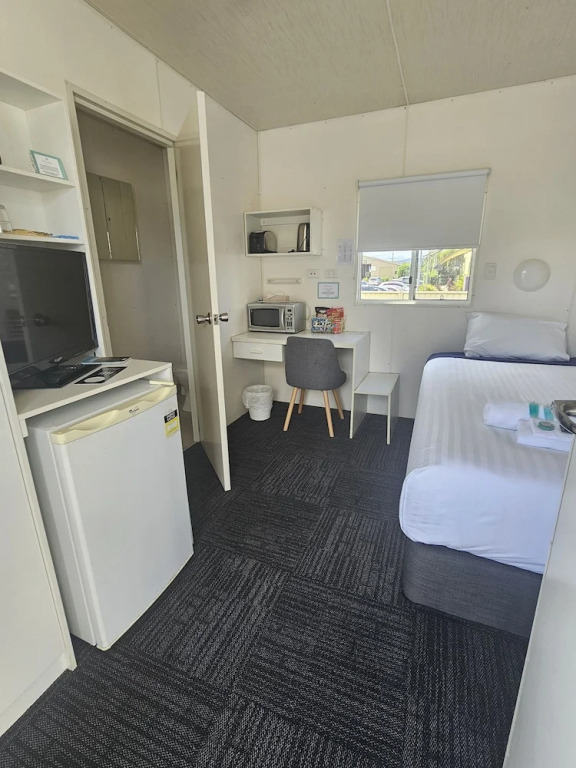Hive Hotel, Moruya