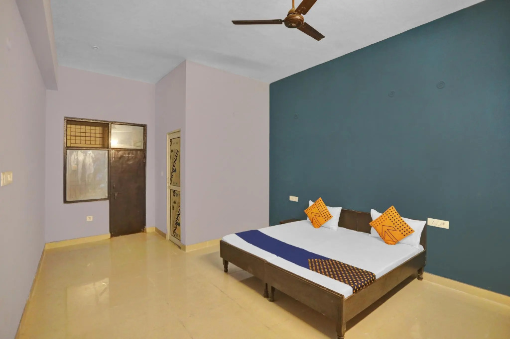 SPOT ON 82185 Noida House